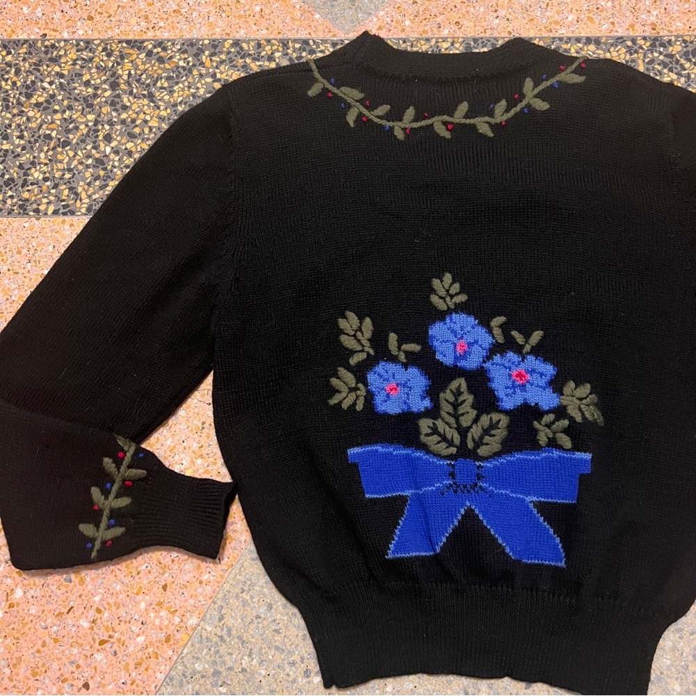 Beautiful wool long sleeve vintage knitted sweater by J. Christopher. Size large
